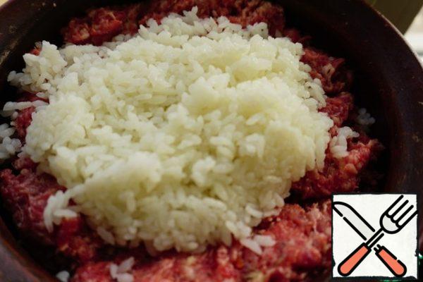 Add the rice to the minced meat and knead again.