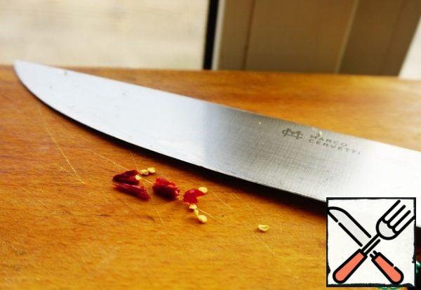 I do not clean the seeds, because I like spicy. You do it to your taste. Finely chop the pepper.