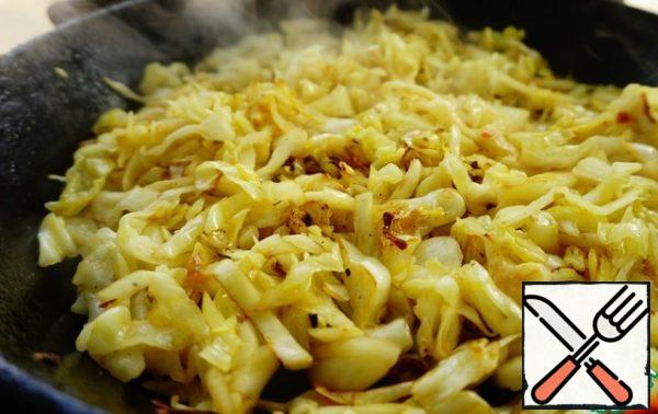 Fry the cabbage in this oil. Roasting will give the cabbage a brighter taste.