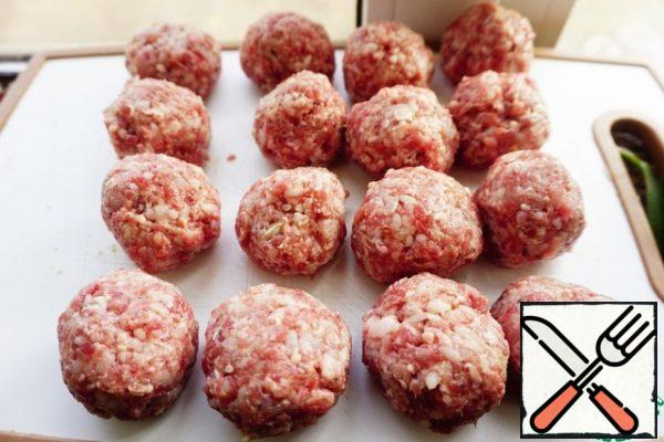 Form balls. From such a quantity of minced meat, 12 standard meatballs are obtained. So that there are 2 of them per serving. But since I have a square shape, I formed 16 smaller meatballs, 3 per serving.