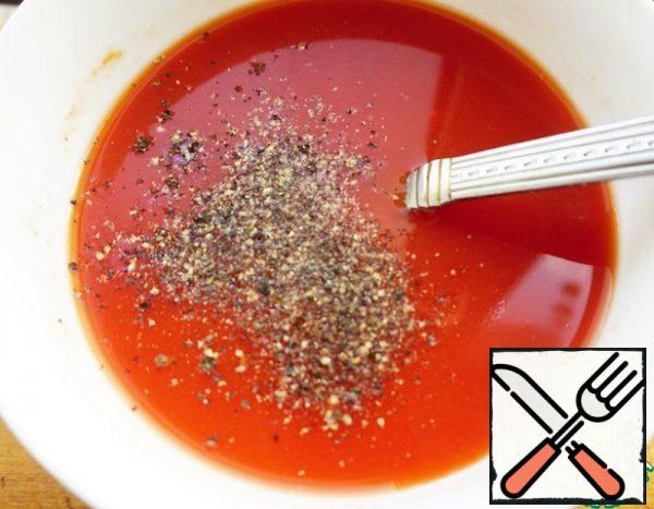 Proceed to the preparation of the sauce. Dissolve the tomato paste in 250 ml of water or take 250 ml of tomato juice. Add salt to taste, add sugar and freshly ground black pepper.