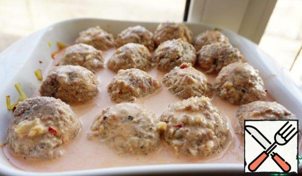 Fill the meatballs with sauce. Send it to a preheated 180 degree oven. First for 20 minutes.