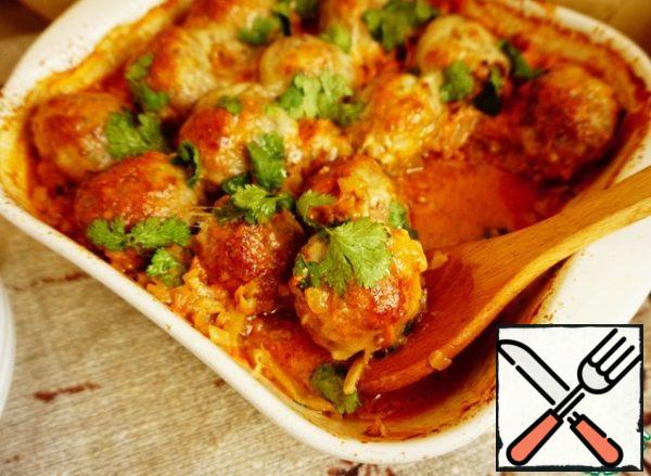 We put them on plates. Put the vegetables as a side dish down, and put the meatballs on top. Piquant!