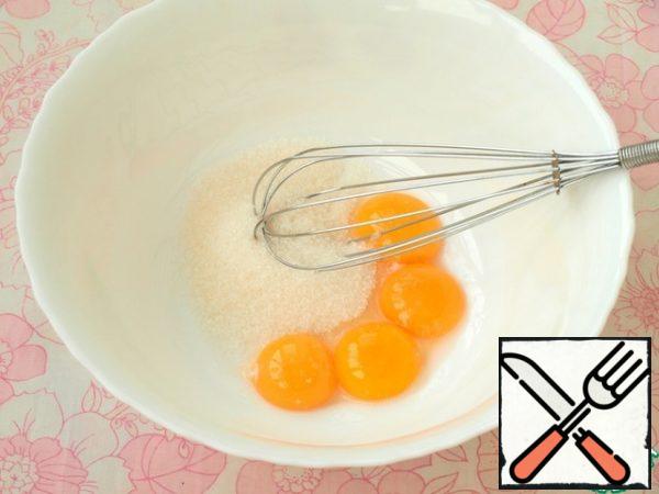 In a bowl, lower the yolks and add sugar to them.
In parallel, melt the chocolate in a water bath.