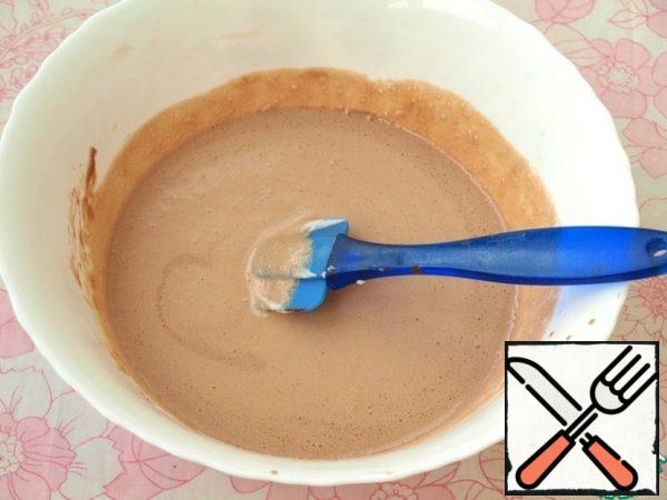 Combine two masses of chocolate and cream, mix with a spatula.