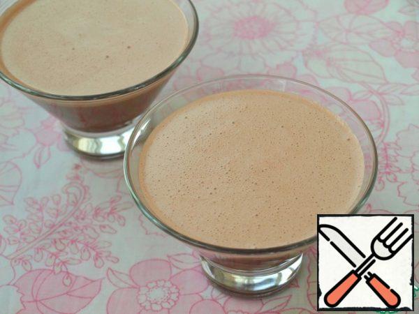 Pour the mousse into the cremans and put it in the refrigerator to solidify for 2-3 hours.