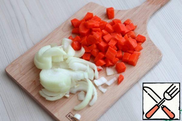 Onions (1 PC.) and carrots (1 PC.) cut into any large pieces.