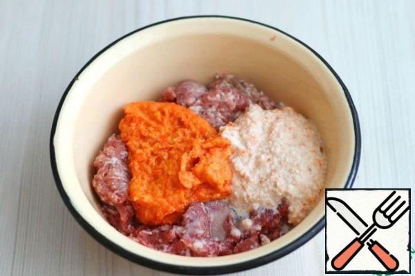 Add salt and ground black pepper to the prepared mince, add chopped onions and carrots, add bread porridge, add milk, in which the slices of loaf were soaked.