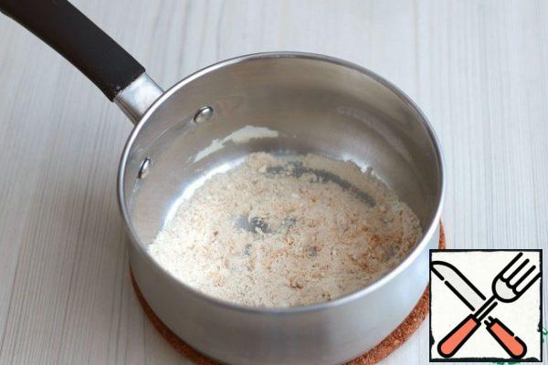 For the sauce:
Add the flour (1 tablespoon with a slide) to the saucepan. Fry the flour until creamy without adding oil over low heat, stirring slightly.
