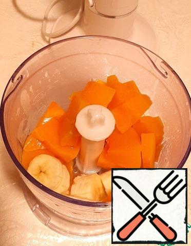 Before starting the process, prepare and weigh the necessary ingredients. You will need kitchen scales or a good eye. Clean the pumpkin from the skin. Boil it for 15-20 minutes, then drain the water. Chop together with the banana in a blender, pour the oil there.