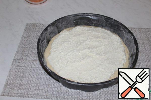Spread the filling on the dough and spread with nedohoda to edge.