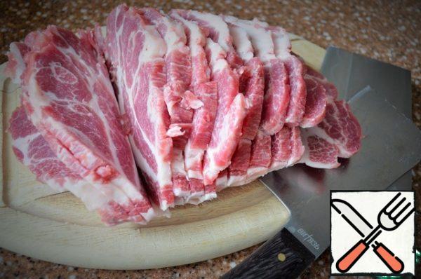 The time is indicated without marinating.
Wash the meat, dry it and cut it thinly, but not cutting it to the end.
