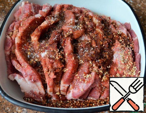 Put the meat in a "tight" bowl,
add salt and sugar, spices and soy-pepper mixture.
