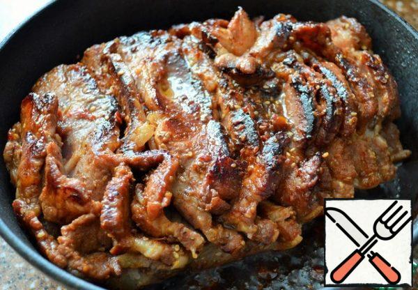 Gently turn over, fry on the other side 7-10 minutes on medium heat.
Pour in the remaining marinade, 100 ml. boiling water, close the lid and bring to readiness on low heat, 15-20 minutes.