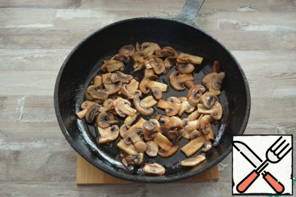 Cut the mushrooms into slices and fry them with 1 tablespoon of olive oil and 1 tablespoon of butter. Setting aside, leave a few mushrooms for decoration.