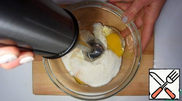 Preparing the filling.
Cottage cheese, eggs, sugar, starch and vanilla are crushed with a blender.