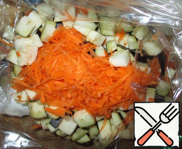 Cut the eggplant into medium cubes and grate the carrots on a coarse grater.