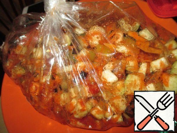 It is advisable to tie the package with a knot. Shake to mix everything up. Pierce the package three times at the top (I pierced it with sharp scissors).
Put the bag on a plate and put it in the microwave for 20 minutes. In my microwave oven, the power level of the mode is called "high".
In 20 minutes, I looked into the microwave a couple of times, shook the bag of vegetables a little and checked how soft the vegetables were.