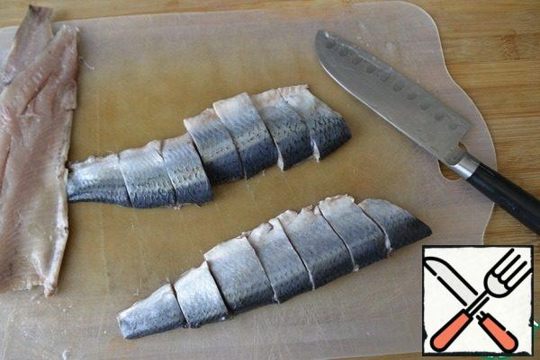 Cut the fillet into pieces 2-3 cm wide.