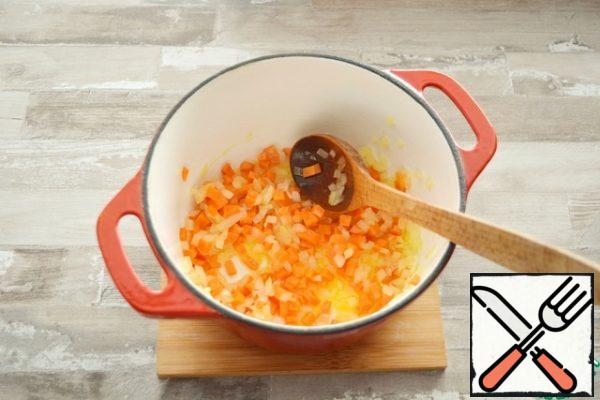 Before you start cooking, boil the kettle.In a thick-bottomed saucepan, heat the oil and lightly fry the diced onions and carrots.