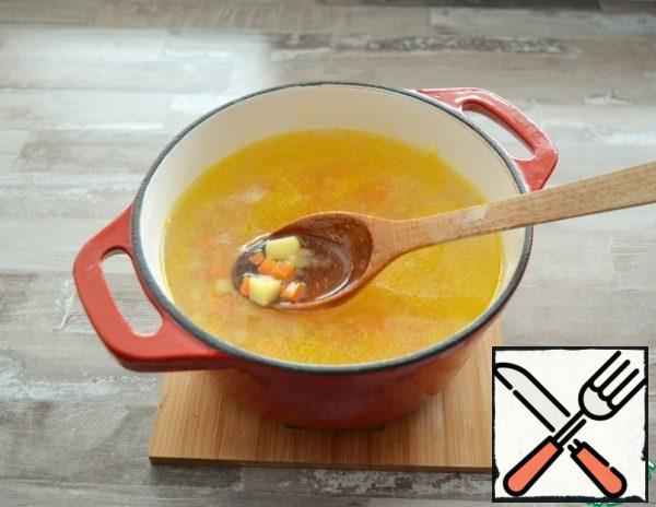 Pour boiling water from the kettle and cook over a low heat for about 10 minutes, until the potatoes are soft.The amount of water is calculated for a fairly thick soup, if you want a more liquid soup, increase the volume of water to 1 liter.