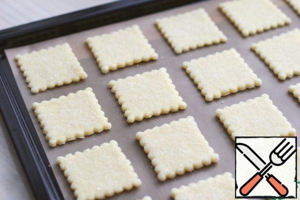 Place the cookies on a baking sheet covered with baking paper or a silicone baking Mat and send them to a preheated t180-190C oven for baking. Bake the cookies until Golden.