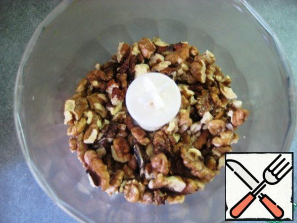 Filling: chop walnuts with a blender.