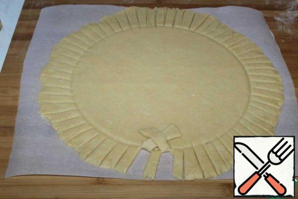 Forming the edge of the pie. One strip is wrapped on the right. After one strip, turn left.
