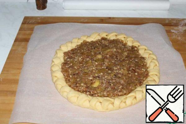 We spread the filling. I get thick apple jam with crushed nuts.