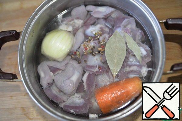 Wash the stomachs from soda, pour water, put salt, a mixture of peppers, onions, carrots, bay leaf, bring to a boil and cook on low heat for about 1 hour. We take out the carrots after 20 minutes so that they do not overcook.