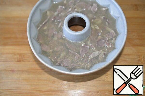Put the sliced stomachs on top and pour the broth with gelatin. Place in the refrigerator for complete solidification (at least 3 hours).