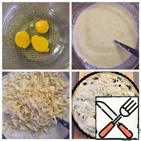 To fill, beat the egg with a pinch of salt and pepper, add 100 ml of cream, and mix. Grate the cheese on a coarse grater and send it to the egg-cream mixture.
The amount of filling should be adjusted to your taste, the main thing is to observe the proportions of egg-cream-cheese. Someone likes when there is a lot of filling, someone like me, likes when the filling still prevails, and not the omelet.