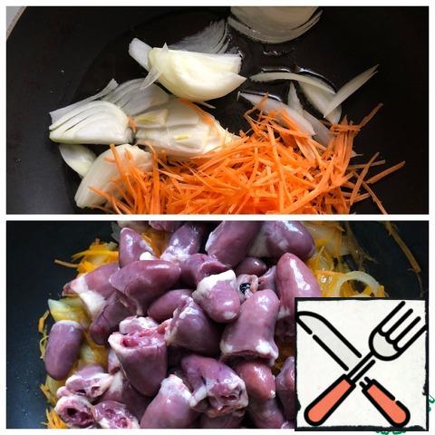 Cut the onion into half rings, grate the carrots on a grater for Korean carrots. Fry the vegetables in vegetable oil. Cut the "tails" from the hearts and add to the vegetables. Fry with vegetables for 10 minutes.