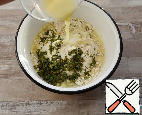 Beat the egg lightly with a fork with water and a pinch of salt.
Add the dried herbs (dill, parsley, green onions) to the flour and pour in the beaten egg.Knead dough. Flour can go more or less than the specified amount. The dough should be very steep, tight and difficult to mix.