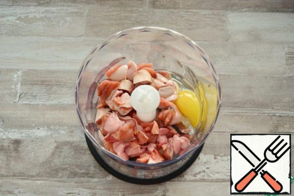 For fish dumplings, put the pink salmon fillet in the bowl of a blender, add the raw egg and chop.For cooking dumplings, you can use not the most presentable parts of the fish, which sometimes you do not know where to put after cutting (the tail part, the abdomen, some trimmings).