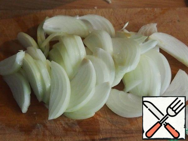 Cut the onion into slices, and slice the leek leaves thinly.