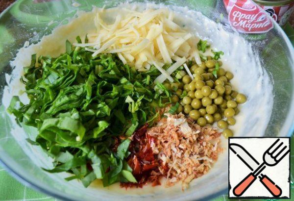 Wash the spinach, dry it, cut it into thin slices, add it.
Grate the cheese on a coarse grater and add it.