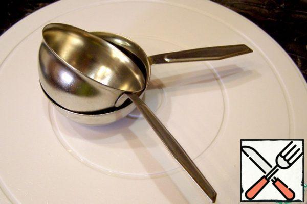 I have prepared two portions of dessert, and all my products are designed for this amount. I'll serve dessert in a chocolate basket, so we'll cook it first. We will need any containers suitable in size and shape. I got these molds – they will become the basis for the basket. First, put the molds in the freezer.