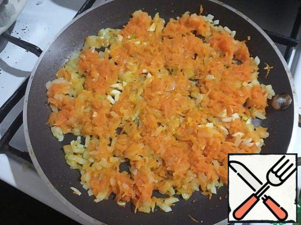 Finely chop the onion, grate the carrots on a small grater. Pass the onion for 1-2 minutes, then add the carrots, finely chopped garlic and, stirring, pass it for a few more minutes. Salt, pepper to taste, add the adjika, finely chopped dill and pass until the vegetables are soft.