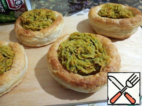 Carefully lay out the puff pastry pate of peas in the blanks. It is very convenient to do this with a pastry syringe. Bon Appetit!