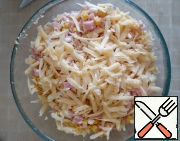Grate the cheese on a coarse grater. Add sour cream and mix well. The filling is ready.