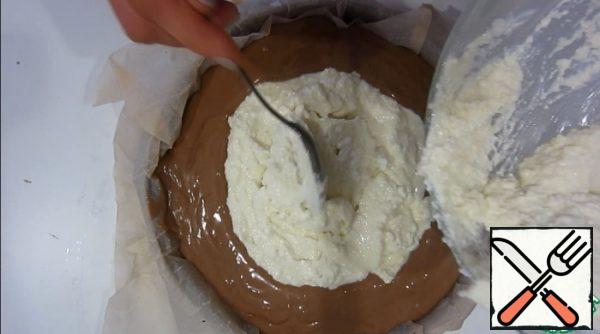 Spread the chocolate dough, put the curd filling in the center.
Bake at 180°C for 40-50 minutes