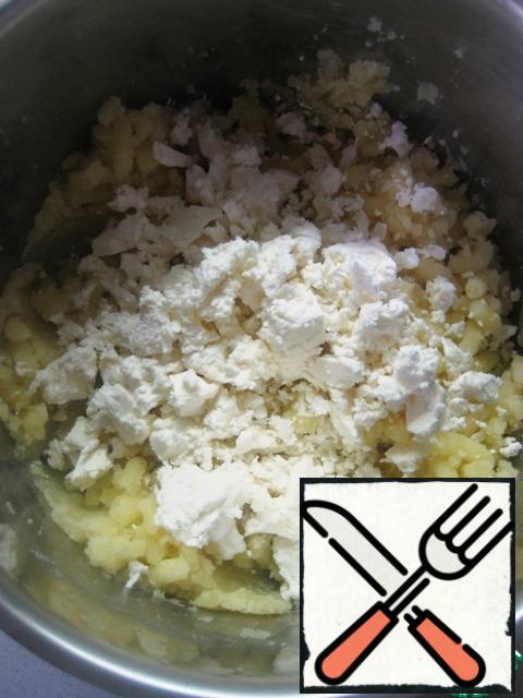 Immediately mash the potatoes into a puree. Mash the feta with your hands and add it to the mashed potatoes.