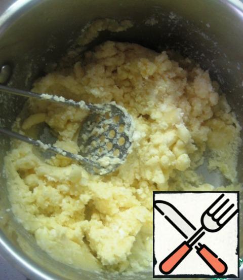 Mash again into a smooth puree. If necessary, season with salt (take into account the salinity of the cheese).