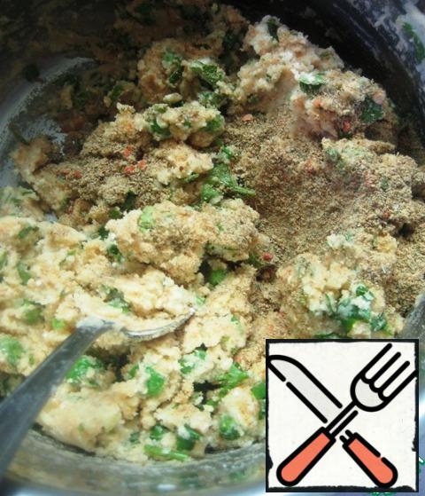 Add 2 tbsp breadcrumbs. Mix the minced meat thoroughly.