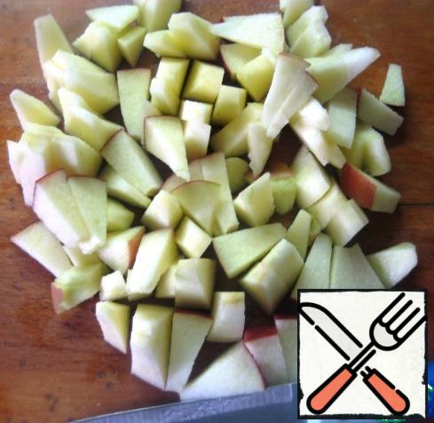 Prepare the raisins and cut the Apple into small pieces.