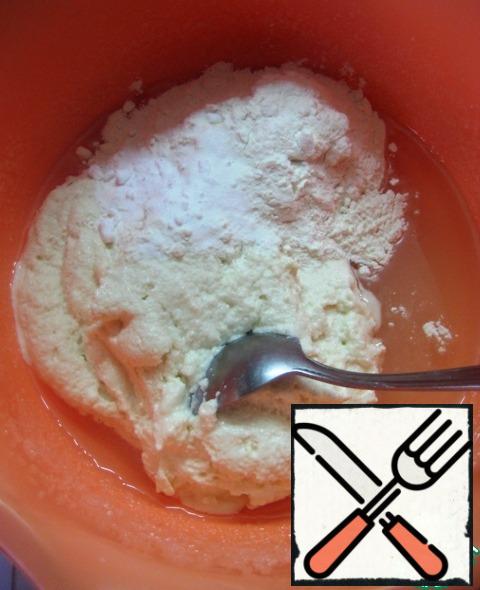 Add the swollen semolina to the butter-sugar mixture, add the flour and soda.