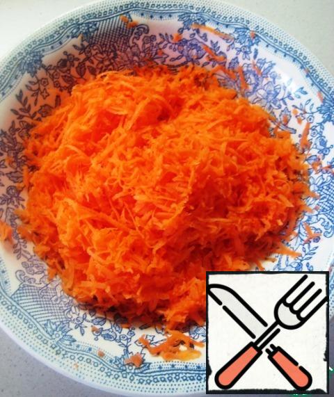 Grate the carrots finely.
