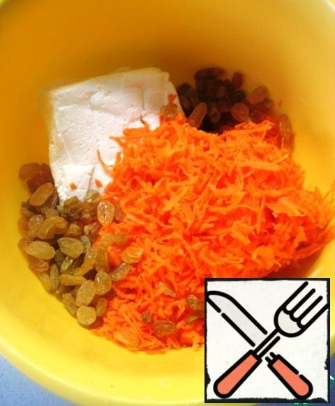 In a bowl, combine the cottage cheese, carrots, and raisins. Stir.