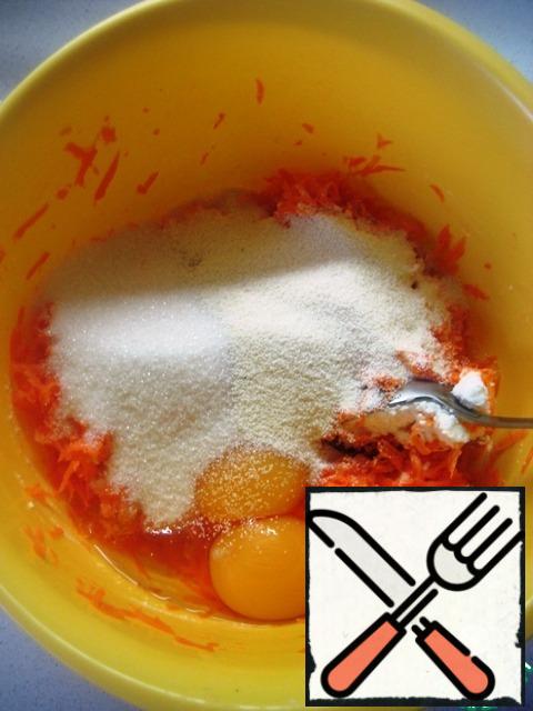 Add eggs, sugar and semolina (the amount of sugar can be adjusted to your taste).